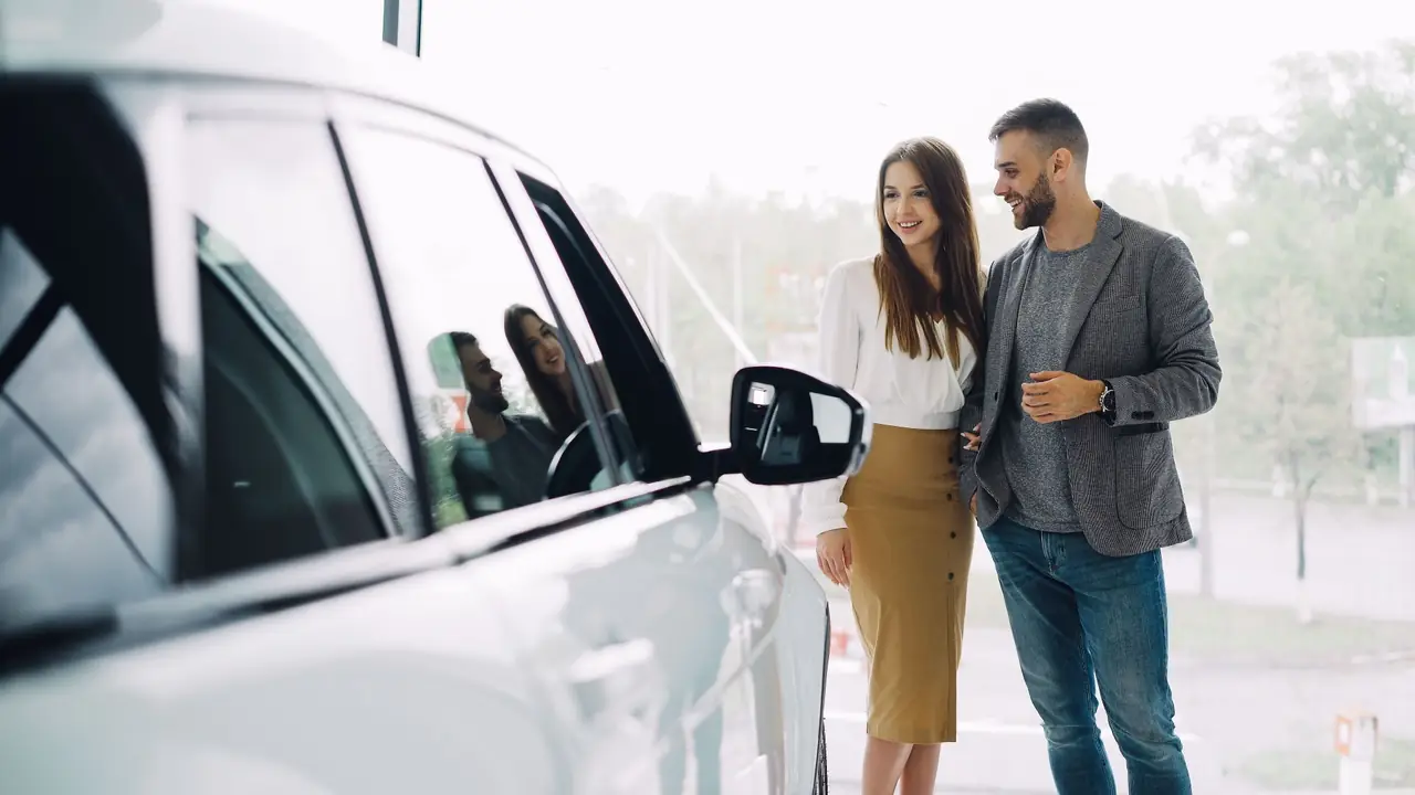 Pareja eligiendo su auto nuevo en Automayoreo